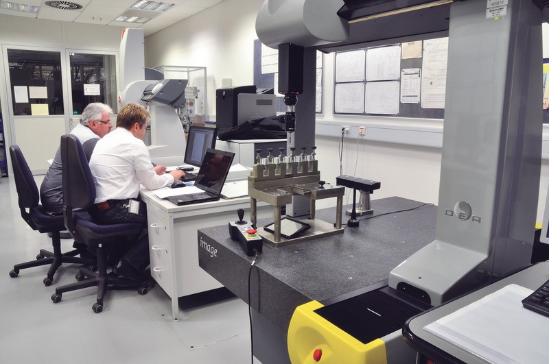 高精度三坐標測量機：精密零部件測量實驗室