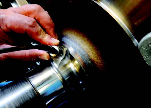 通過IZFP多通道檢測系統對圓角區域中的硬化深度/淬火厚度進行無損測量