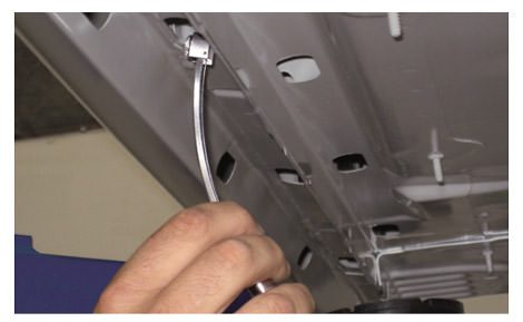 Application: Insertion of the V3FGA06H probe into a hollow car body part to measure the CDP coating on the inside