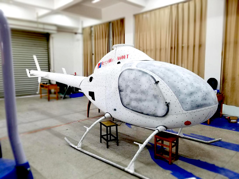 對直升機玻璃窗進行噴粉處理，以獲取其三維數據