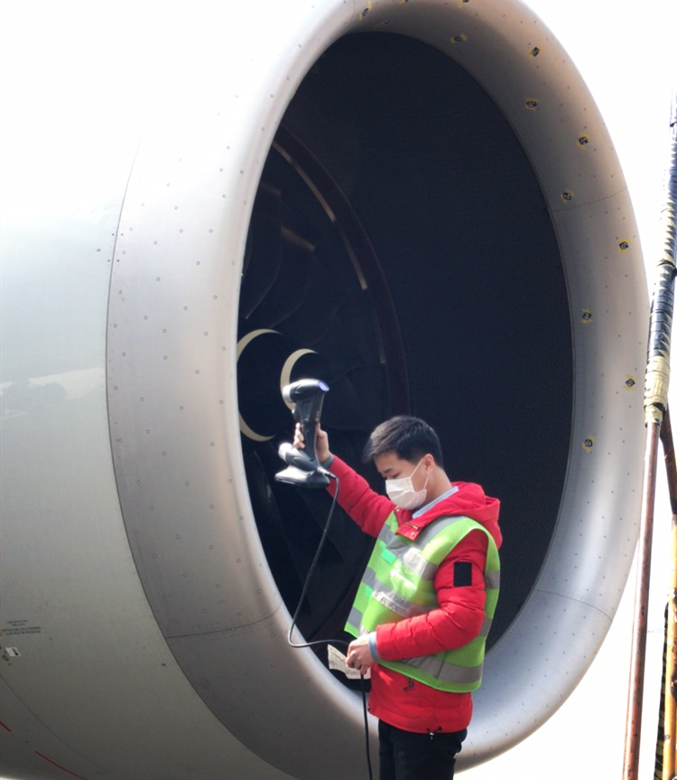  PRINCE手持式三維掃描儀，多束激光快速獲取發(fā)動(dòng)機(jī)唇口表面三維點(diǎn)云，工作站實(shí)時(shí)顯示掃描數(shù)據(jù)